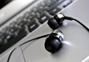 headphones 1854090 640